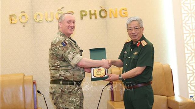 阮志咏上将会见英国驻越大使馆国防武官大卫•霍顿。 