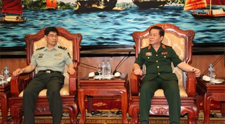 阮仲义中将会见薛保国少将。（图片来源：《越南人民军报网》）