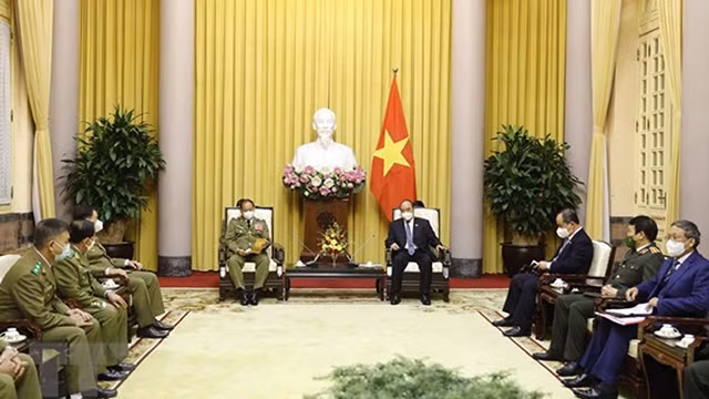 阮春福主席会见来访的老挝公安部长维莱•拉坎冯大将。（图片来源：越通社）