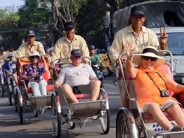 参观岘港市的外国游客。