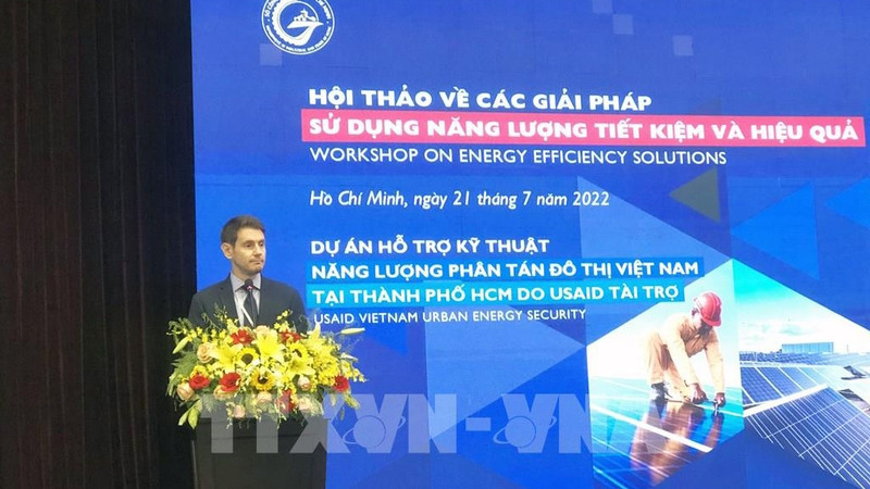 美国国际开发署代表詹姆斯·吉尔曼发表讲话。（图片来源：越通社）