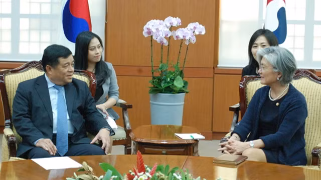 阮志勇部长会见韩国外交部长官康京。