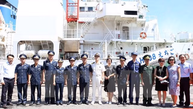 越南海军代表和日本海上自卫队巡逻船军官和船员合影。（图片来源：越通社）