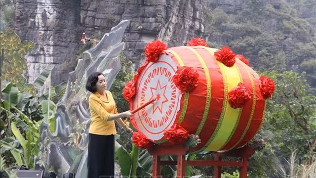 宁平省委书记打鼓开庙。（图片来源：越通社）