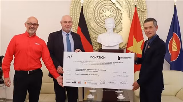 阮明宇大使接收了由Techtronic Industries有限公司和胡志明市德国之屋有限公司捐赠的医疗设备。