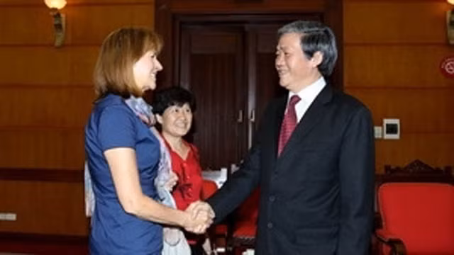 丁世兄同志会见德国国会议员、德国国会外交事务委员会委员埃德尔加德·布尔曼