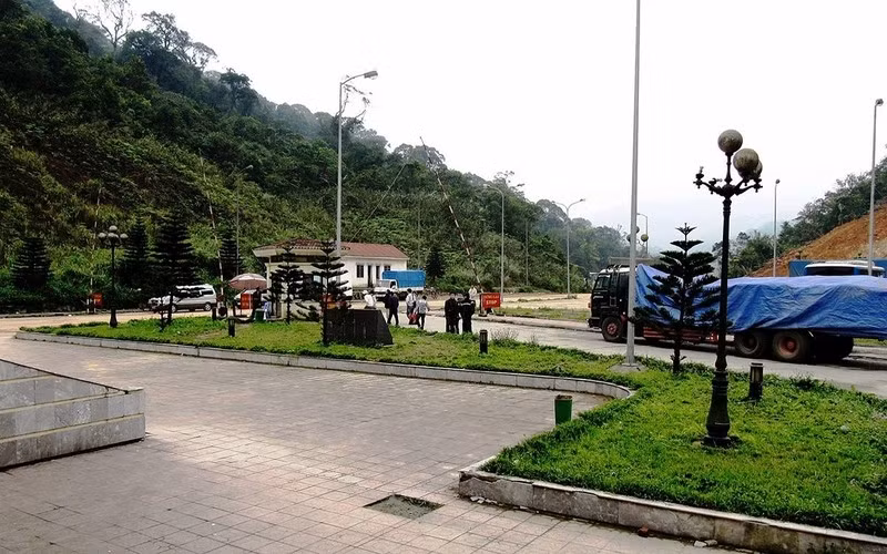 位于越老边境地区的第8号国道（老挝）的终点。