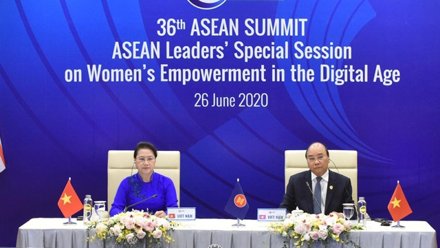越南政府总理阮春福和国会主席阮氏金银共同主持会议。（陈海 摄）