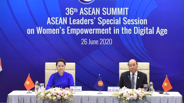越南政府总理阮春福和国会主席阮氏金银共同主持会议。（陈海 摄）