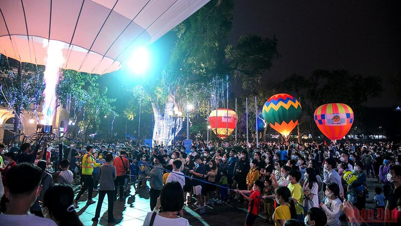 热气球点亮还剑湖步行街。