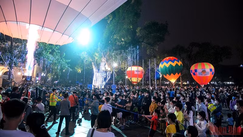 热气球点亮还剑湖步行街。