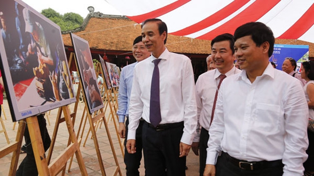 河内市领导参观“我心目中的河内”摄影展。（图片来源：经济与都市报）