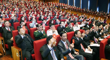 与会代表表决通过大会议程。（图片来源：越通社）