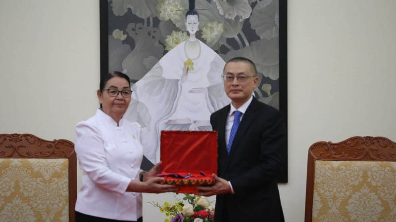 索帕塔薇女士向武光明大使转交柬埔寨政府追授越南已故驻柬大使吴田的Royal Order of Mahasena勋章。