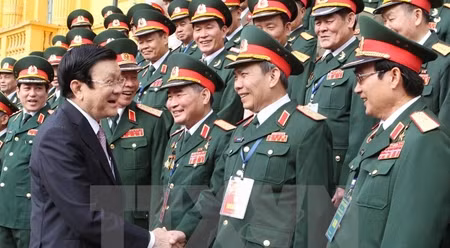 张晋创主席与二号军团老战士高级干部代表团。（图片来源：越通社）