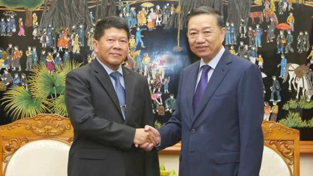 苏林部长会见泰国国家安全委员会秘书长万洛普•鲁萨诺。（图片来源：越通社）