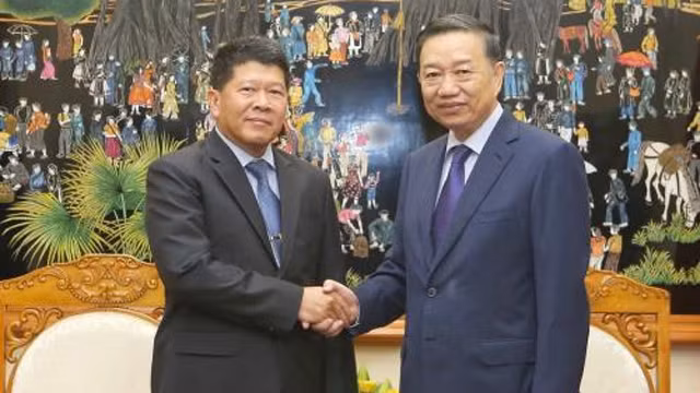 苏林部长会见泰国国家安全委员会秘书长万洛普•鲁萨诺。（图片来源：越通社）