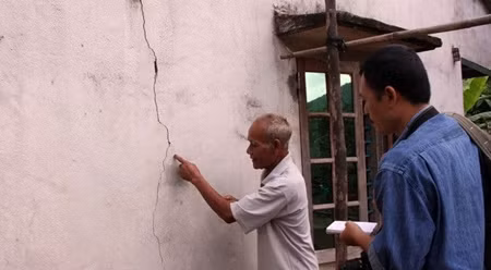 在广南省发生的一场地震留下的后果。（图片来源：越通社）
