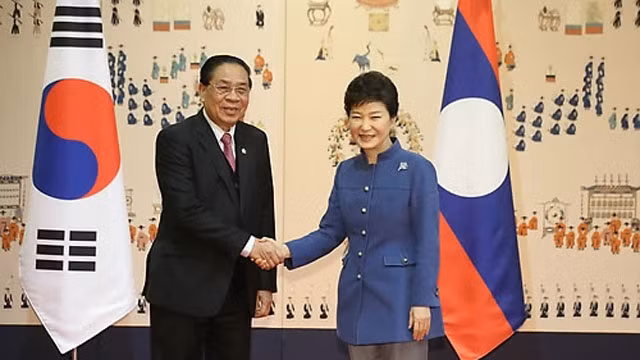 22日，韩国总统朴槿惠同到访的老挝人民民主共和国主席朱马利·赛雅贡举行会谈。 (Photo: 图片来源：韩联社)