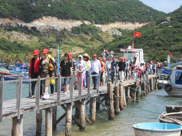 附图：春节期间前往宁顺省咏熙湾参观旅游的外国游客。（图片来源：宁顺省门户网站）