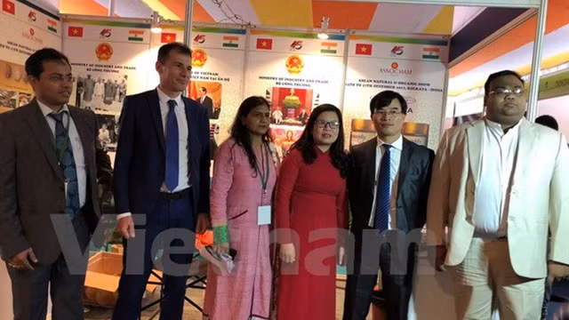 各位代表参观越南的展位。（图片来源：越通社）