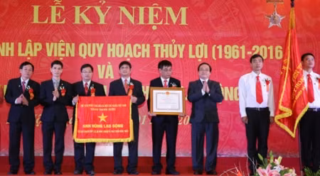 黄忠海副总理向水利规划院若干干部颁发劳动勋章。（图片来源：VGP）