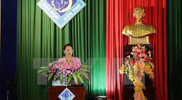 国会主席阮氏金银发表讲话。（图片来源：越通社）