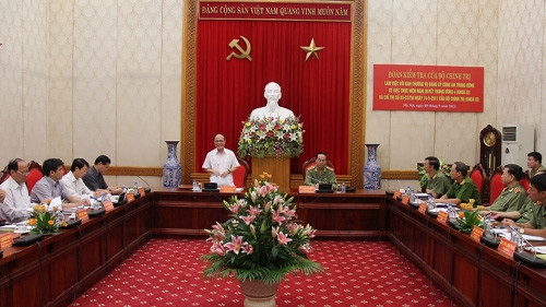 国会主席阮生雄在会上作重要指导。 (Photo: 图片来源：人民公安报网)