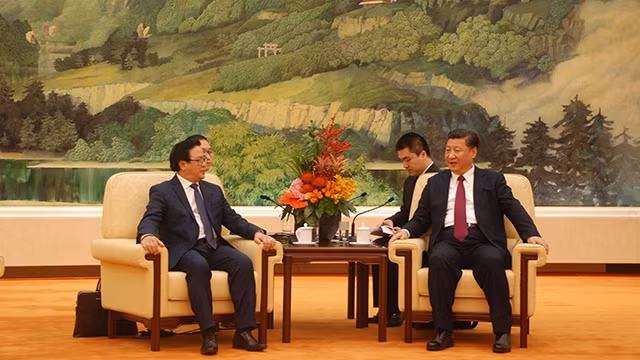 习近平总书记会见阮富仲总书记的特使黄平君同志。