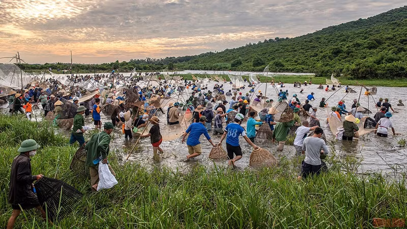 同华捕鱼节在红岭山脚下长达1公里，占地面积30公顷的域潭区域举行。（豆河、吴俊 摄）