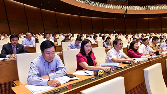 国会代表按表决器通过《竞争法》（修正案）。