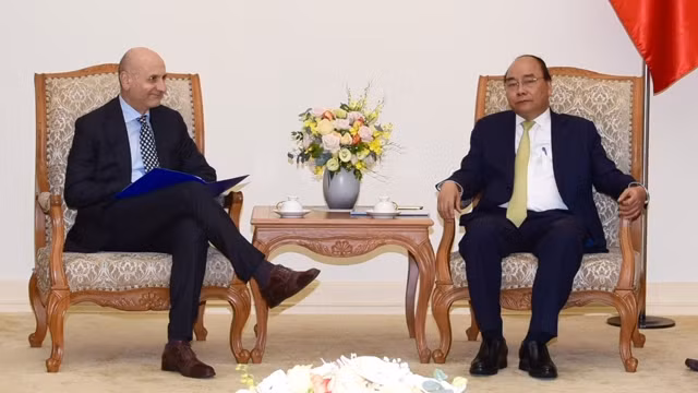 阮春福总理会见意大利驻越南大使安东尼奥•亚历山德罗。（陈海 摄）