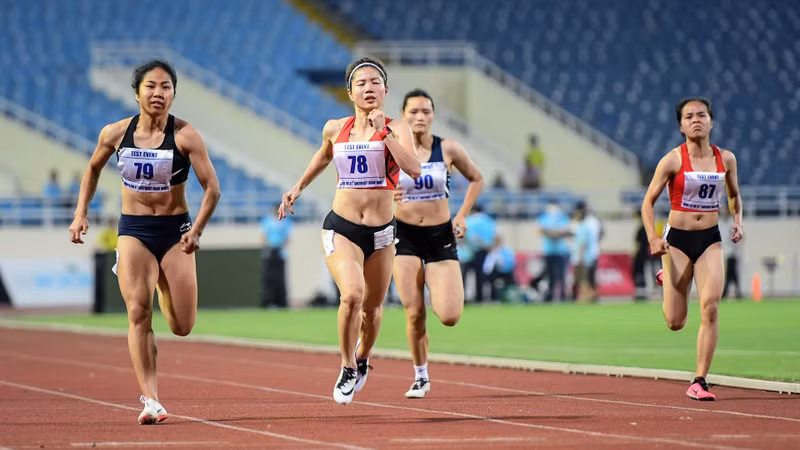 运动员们参加田径女子100米比赛。