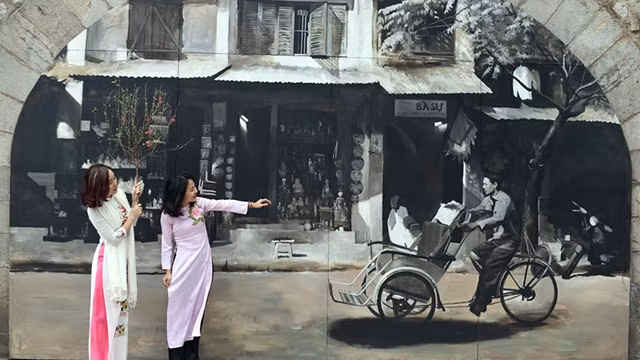 壁画吸引很多市民前来拍照。（维灵 灵越 摄）