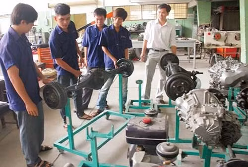 永隆技术师范大学的学生。