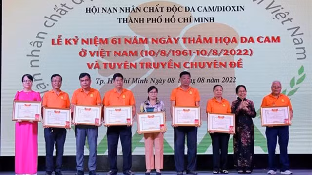 向具有贡献的个人授予 “为橙剂受害者”纪念章。（图片来源：越通社）