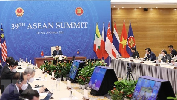 越南政府总理范明正出席会议。