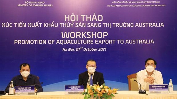 越南外交部副部长武光明（中）和与会代表。（图片来源：越通社）