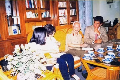 武元甲大将和亲人会见John Kennedy记者。（图片来源：劳动报）