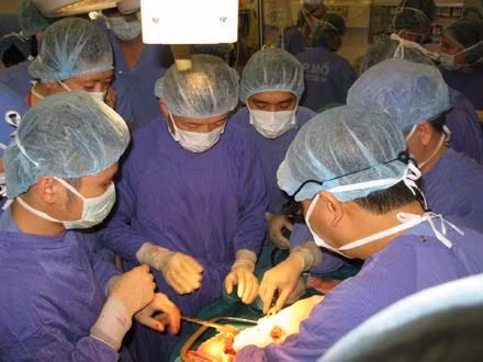 越德友谊医院专家进行肝移植手术。 (Photo: 图片来源：人民报网)