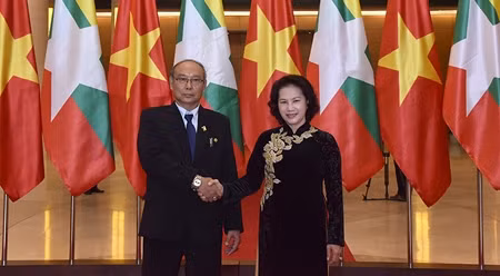 国会主席阮氏金银与缅甸上议院议长兼联邦议会议长曼温凯丹。（维玲 摄）