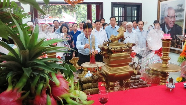 武文赏同志向已故武文杰总理敬香。