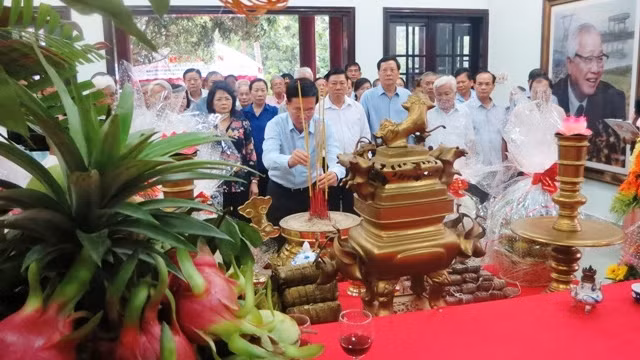 武文赏同志向已故武文杰总理敬香。