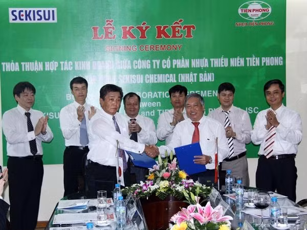 前锋塑料公司与日本积水化学股份有限公司代表签署合作协议。 (Photo: 图片来源：越南投资报)