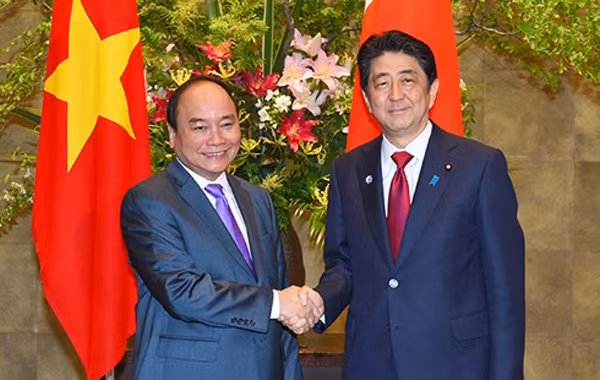阮春福总理和日本首相安倍晋三。