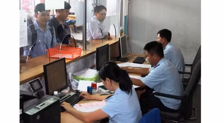 越南西宁省木排关口海关分局工作人员给游客办理出境手续。（图片来源：西宁省报网）