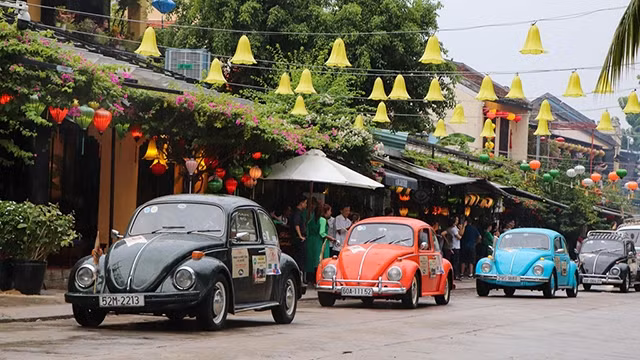 参加巡游活动的古车。