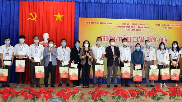 张氏梅同志与林同省领导人向林同省医务人员赠送春节慰问品。