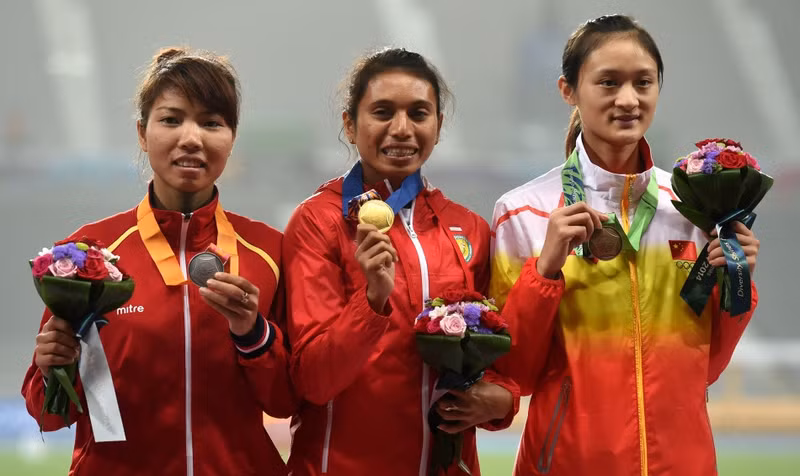 越南选手裴氏秋草（左）在跳远颁奖仪式上。