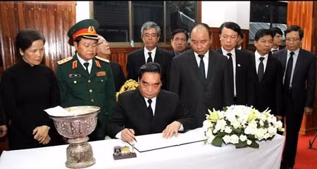 黎鸿英同志在吊唁簿题字。（图片来源：越通社）